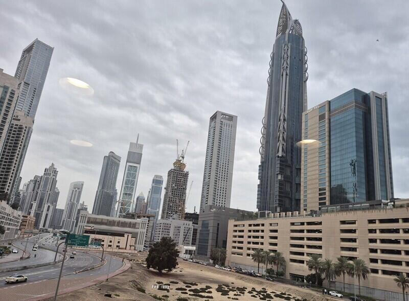 Dubaj. Jindy pulsující velkoměsto bylo toho dne poněkud osiřelé...